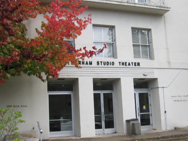 Durham theater und rote Blätter