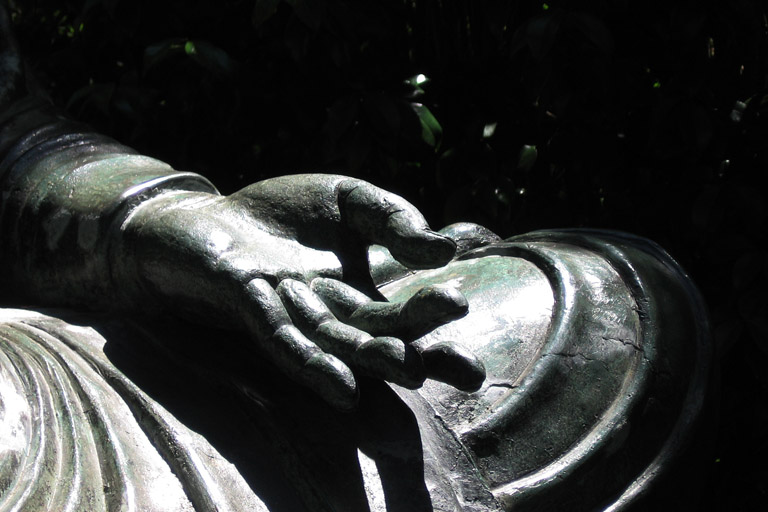 die linke Hand einer Buddha-Statue bei dem japonischen Teegarten in San Francisco; 11. Juli 2006